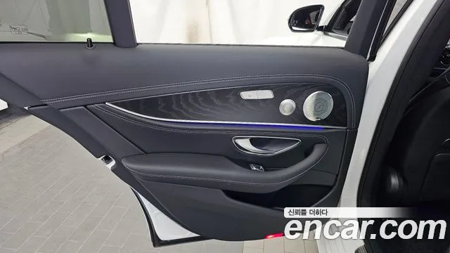 Mercedes-Benz E-Class — Фото автомобиля 22
