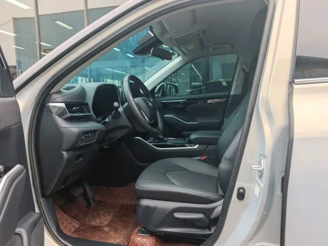 Toyota Highlander — Фото автомобиля 4