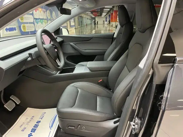 Tesla Model Y — Фото автомобиля 15