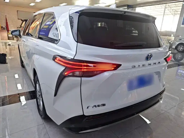 Toyota Sienna — Фото автомобиля 4