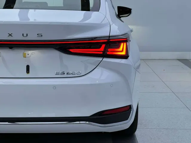 Lexus ES — Фото автомобиля 5