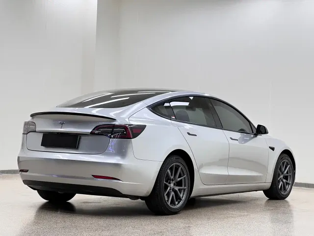 Tesla Model 3 — Фото автомобиля 5