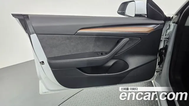 Tesla Model 3 — Фото автомобиля 13