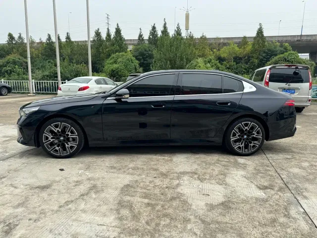 BMW 5 Series — Фото автомобиля 14