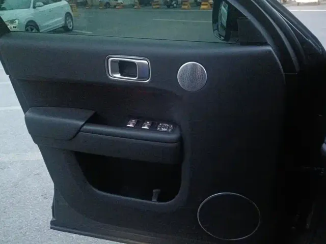 Li Auto L8 — Фото автомобиля 7