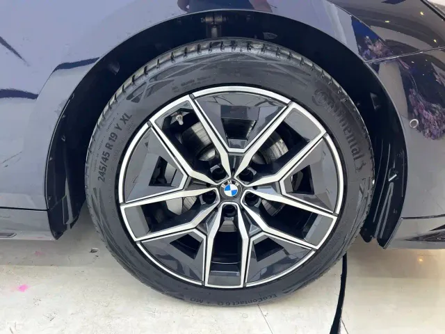 BMW 5 Series — Фото автомобиля 15
