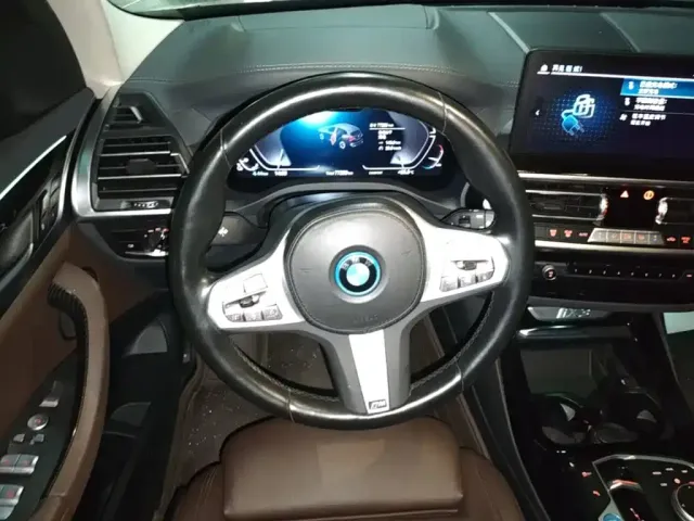 BMW iX3 — Фото автомобиля 10
