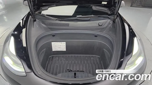 Tesla Model 3 — Фото автомобиля 2