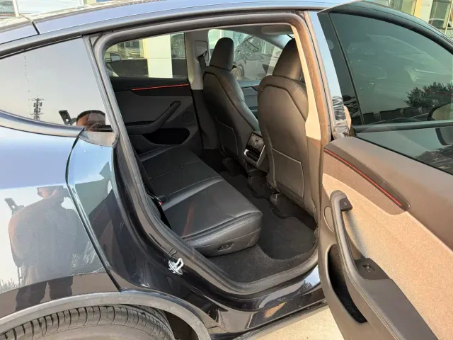 Tesla Model Y — Фото автомобиля 12