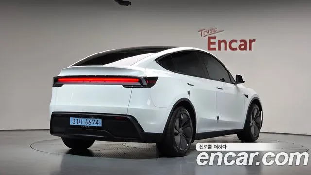 Tesla Model Y — Фото автомобиля 2