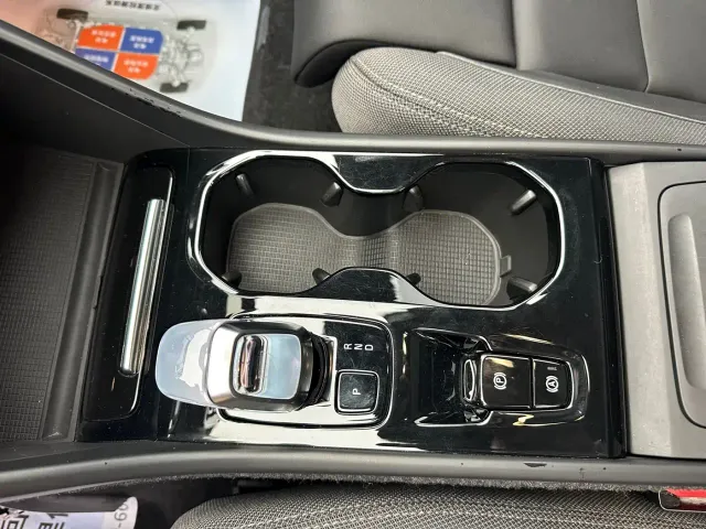 Volvo XC40 — Фото автомобиля 4