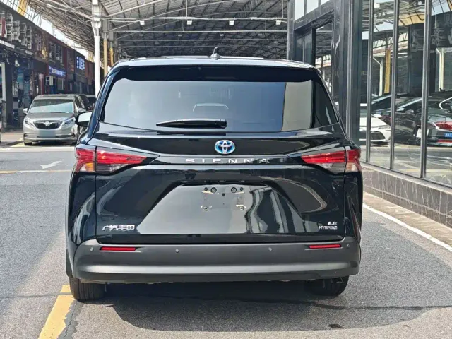 Toyota Sienna — Фото автомобиля 13