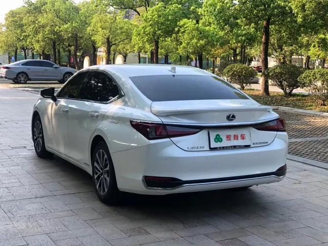 Lexus ES — Фото автомобиля 4