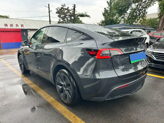 Tesla Model Y — Фото автомобиля 15