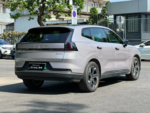 Volvo XC70 Plug-in Hybrid — Фото автомобиля 11