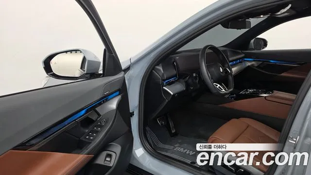 BMW 5 Series G60 — Фото автомобиля 10