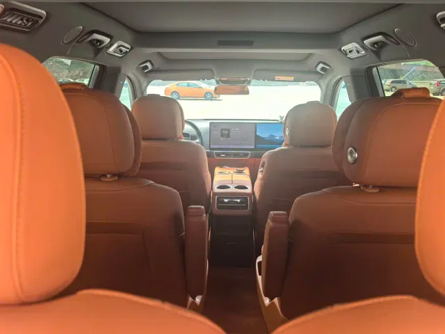 Li Auto L8 — Фото автомобиля 11