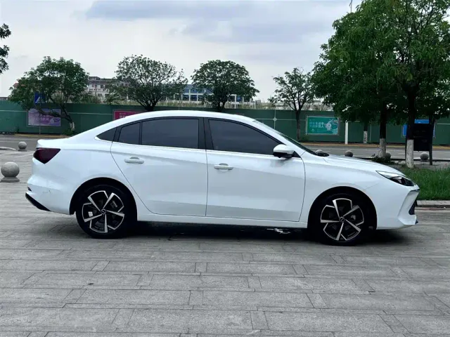 Roewe i5 — Фото автомобиля 4