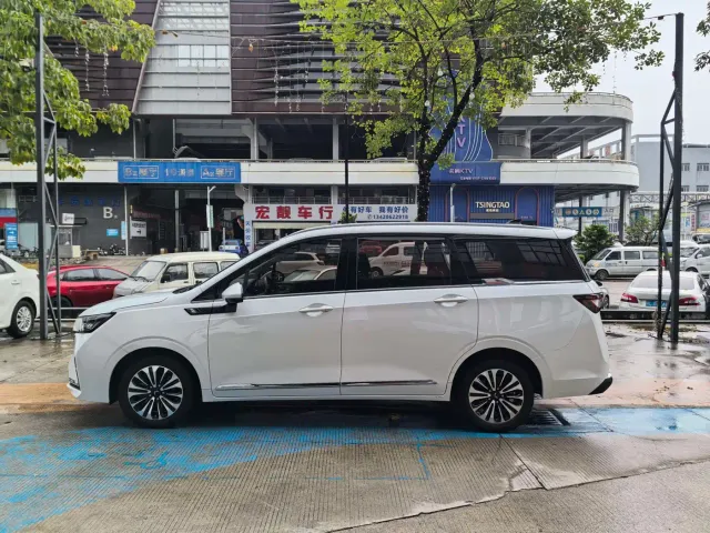 Wuling Jiachen — Фото автомобиля 4