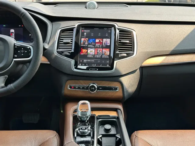 Volvo XC90 — Фото автомобиля 8
