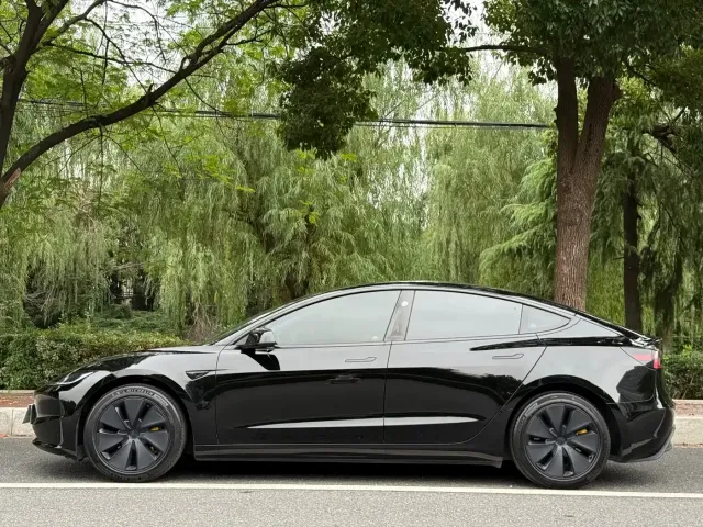 Tesla Model 3 — Фото автомобиля 2