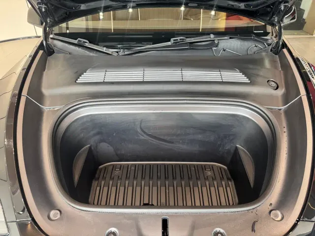 Tesla Model Y — Фото автомобиля 16