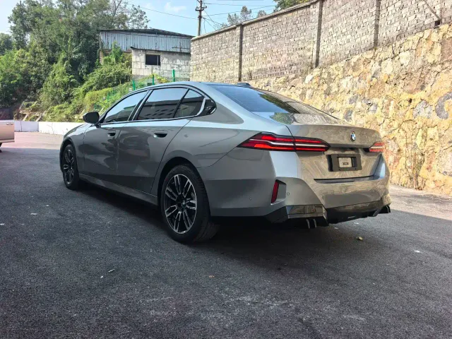 BMW 5 Series — Фото автомобиля 11
