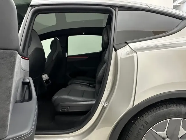Tesla Model Y L — Фото автомобиля 11