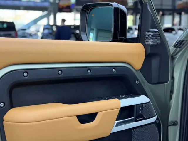 Land Rover Defender — Фото автомобиля 16