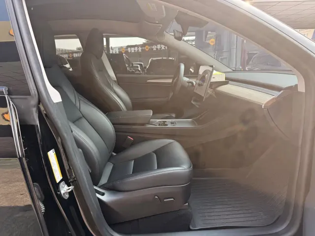 Tesla Model Y — Фото автомобиля 8