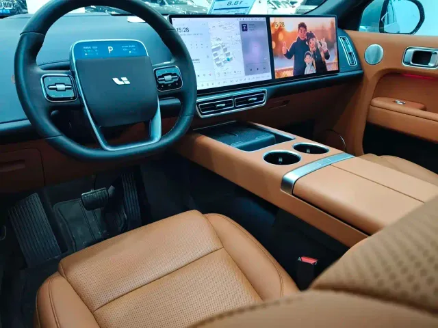 Li Auto L8 — Фото автомобиля 8