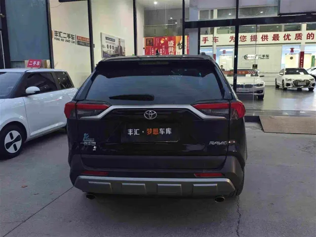Toyota RAV4 — Фото автомобиля 3