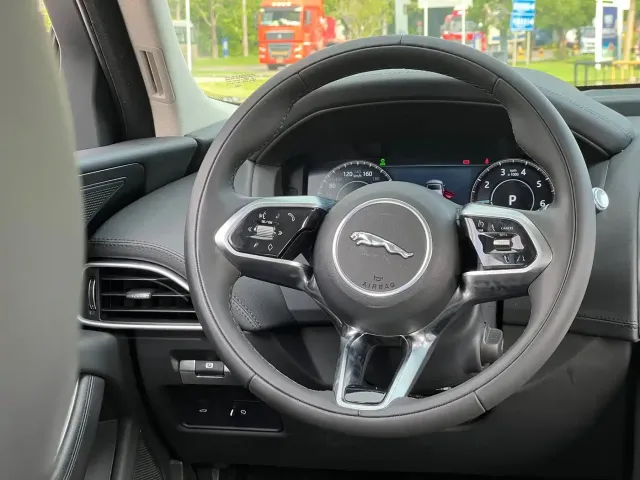 Jaguar XEL — Фото автомобиля 4