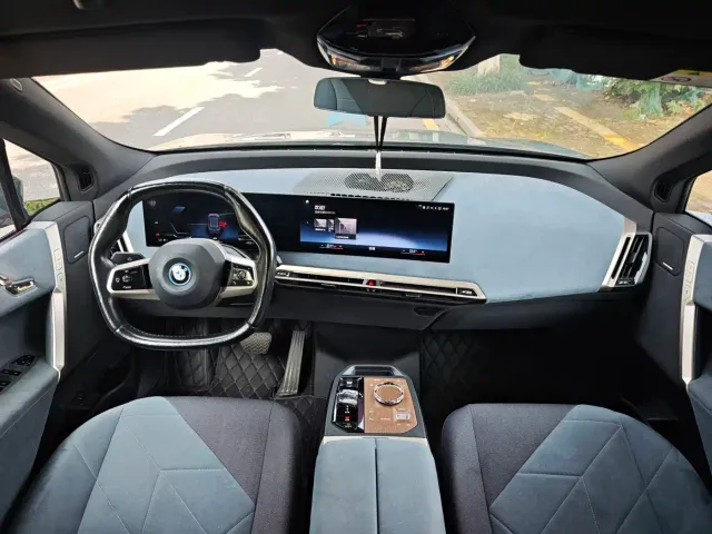 BMW iX — Фото автомобиля 11