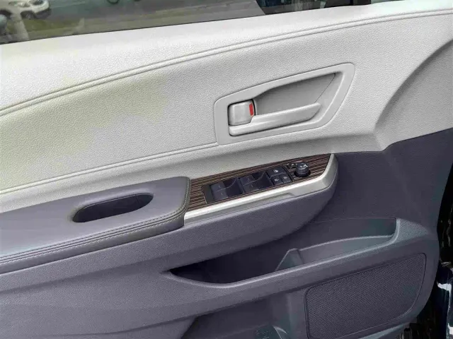 Toyota Sienna — Фото автомобиля 25