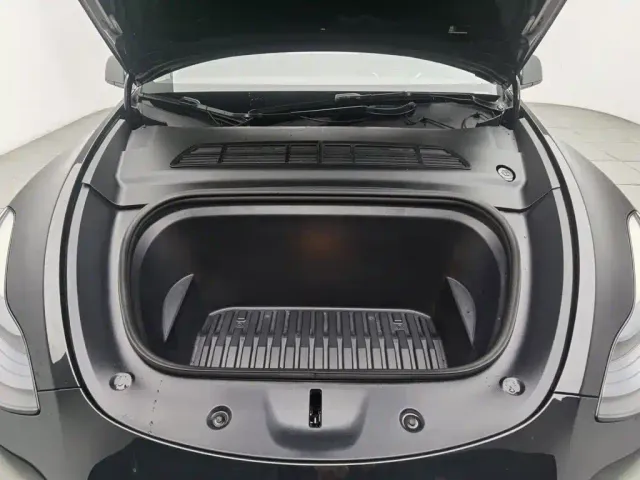 Tesla Model Y — Фото автомобиля 6