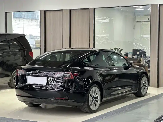 Tesla Model 3 — Фото автомобиля 9
