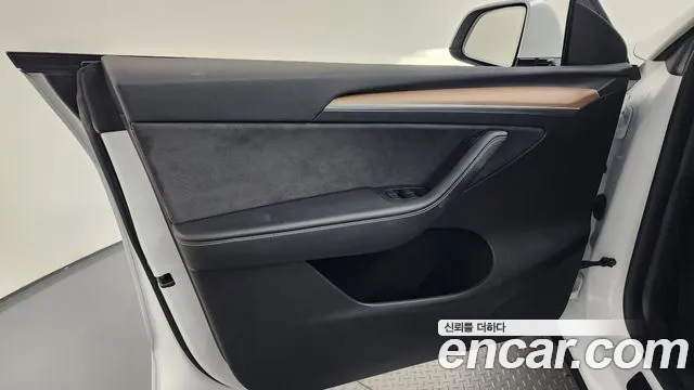 Tesla Model Y — Фото автомобиля 13