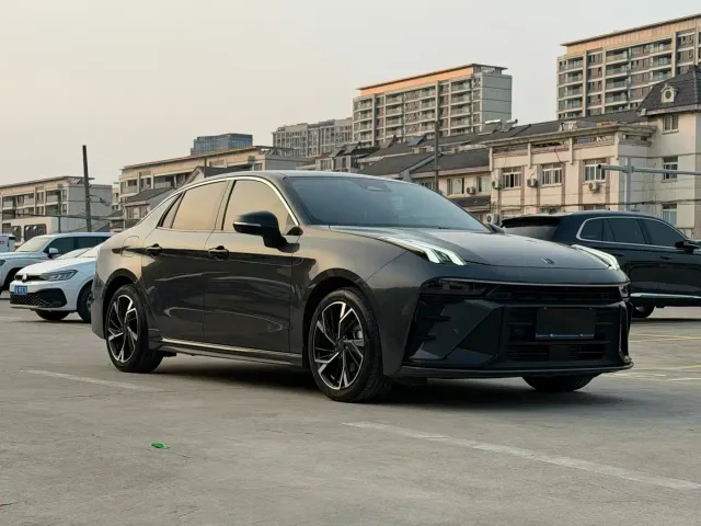 Lynk & Co 03 — Фото автомобиля 3