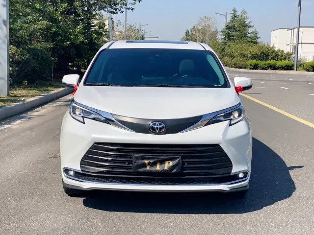 Toyota Sienna — Фото автомобиля 2