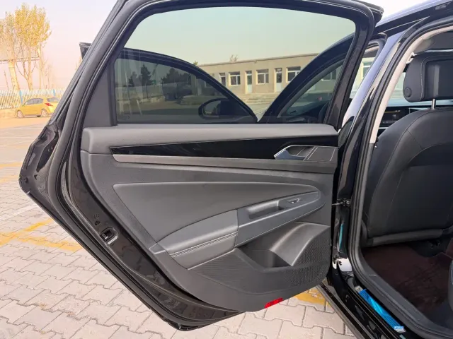 Volkswagen Passat — Фото автомобиля 13