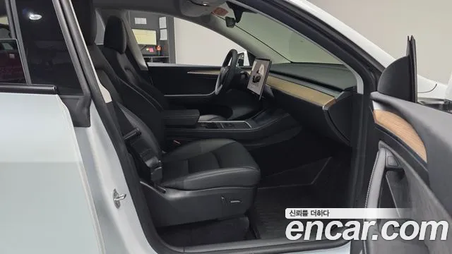 Tesla Model Y — Фото автомобиля 17