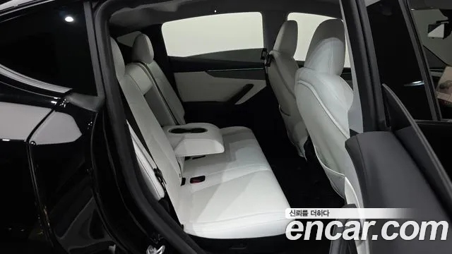 Tesla Model Y — Фото автомобиля 18
