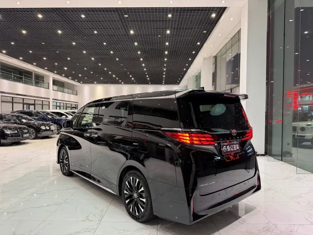Toyota Alphard — Фото автомобиля 17