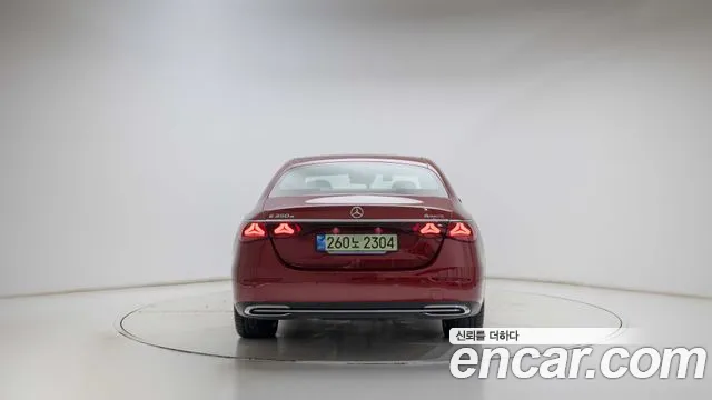 Mercedes-Benz E-Class — Фото автомобиля 4