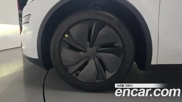 Tesla Model Y — Фото автомобиля 5