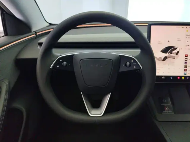 Tesla Model 3 — Фото автомобиля 15