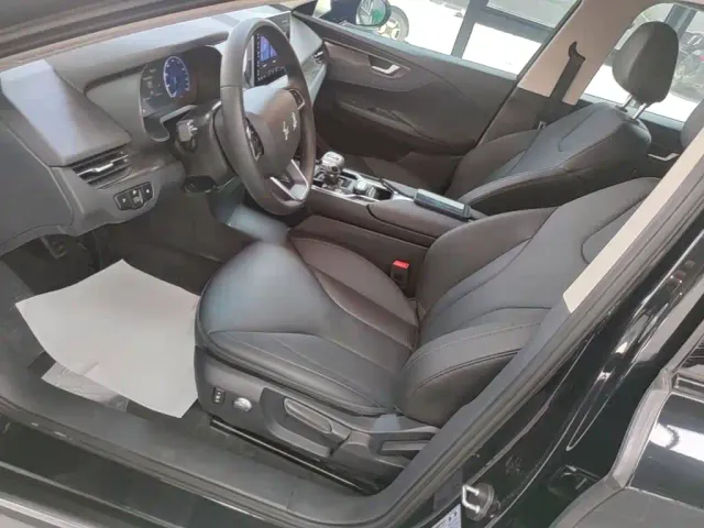 Hongqi E-QM5 — Фото автомобиля 14