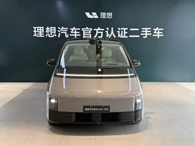 Li Auto MEGA — Фото автомобиля 12