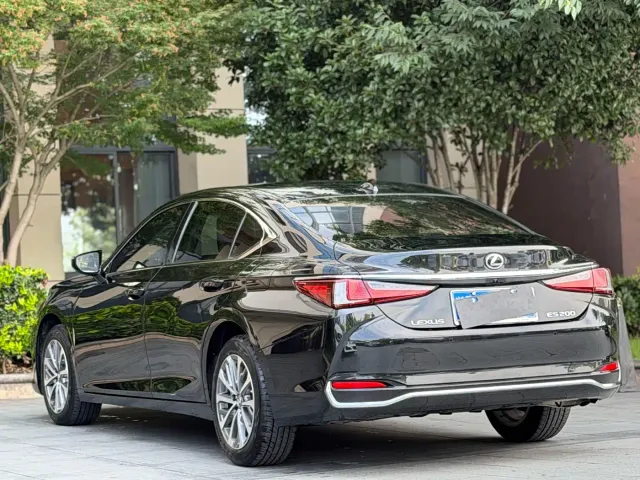Lexus ES — Фото автомобиля 8